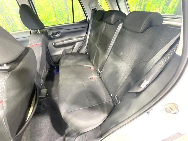 後部座席も気になるようなキズ・汚れやへたり等、大きなダメージはなく、良好な状態です。