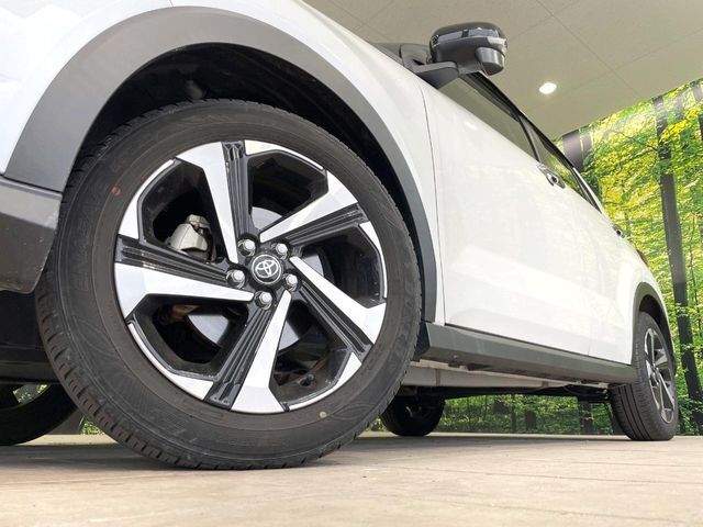 【純正17インチアルミホイール】外観にマッチした純正アルミホイールを装着しております。各種社外アルミホイールや、スタッドレスタイヤも取扱いしております。是非ご相談ください♪