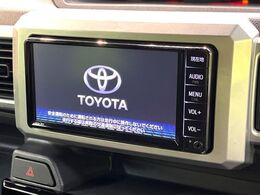 【純正ナビ】人気の純正ナビを装備しております。ナビの使いやすさはもちろん、オーディオ機能も充実！キャンプや旅行はもちろん、通勤や買い物など普段のドライブも楽しくなるはず♪