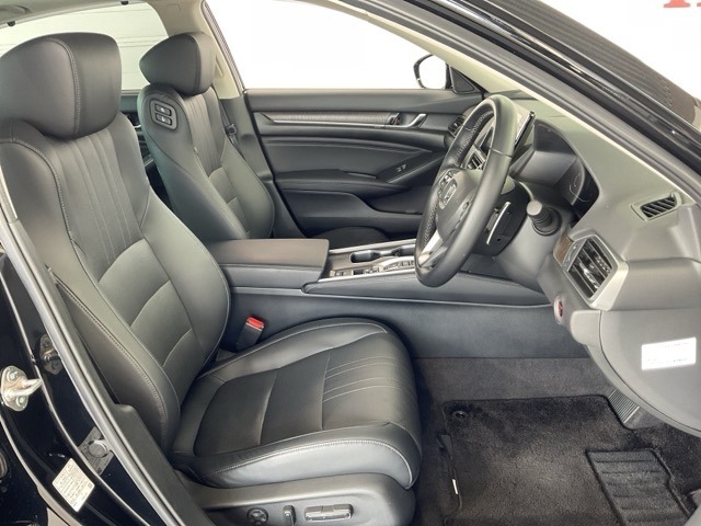 フロントシートは肘掛けとシートヒーター装備の電動パワーシートで、長時間でも快適ドライブ！