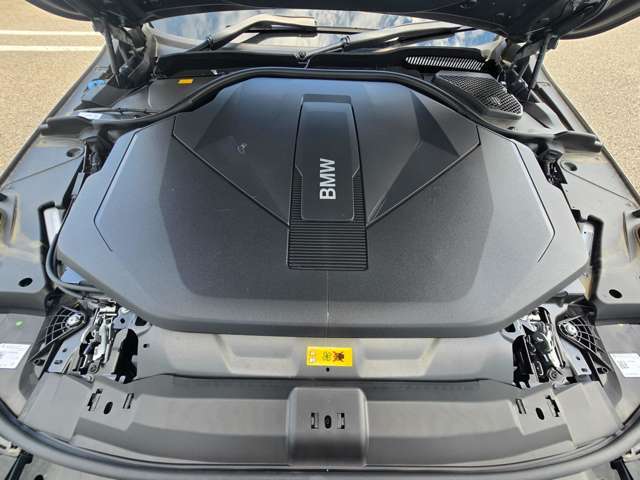 交流同期電動機。出力250kW〔340ps〕/8,000rpm（カタログ値）、トルク400Nm/0-6,000rpm（カタログ値）