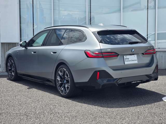 この度は弊社認定中古車をご覧いただき誠にありがとうございます。弊社はBMW 正規ディーラーですので遠方のお客様も安心してご購入下さい。ご不明な点がございましたらお気軽にお申し付けください。