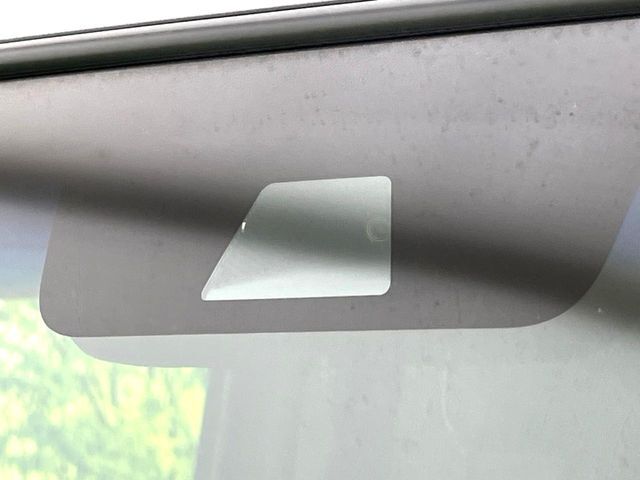 【ホンダセンシング】走行中に前方の車両等を認識し、衝突しそうな時は警報とブレーキで衝突回避と被害軽減をアシスト。より安全にドライブをお楽しみいただけます。