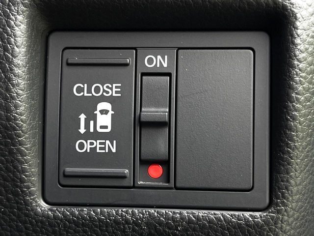 【パワースライドドア】スマートキーや運転席のスイッチでスライドドアの開閉が可能♪電動だから力を入れてドアを開ける必要が無く、小さいお子様でも、重い荷物を持っている時もラクに開け閉めできます♪
