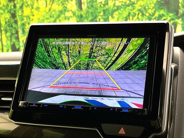 【バックカメラ】駐車時に後方がリアルタイム映像で確認できます。大型商業施設や立体駐車場での駐車時や、夜間のバック時に大活躍！運転スキルに関わらず、今や必須となった装備のひとつです！