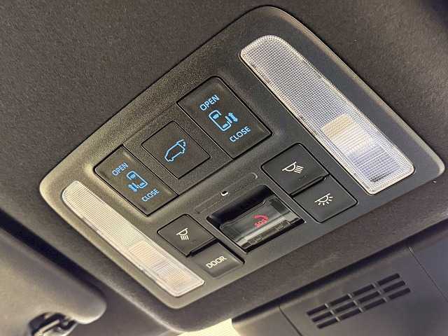今やミニバンの定番装備となりつつある【両側電動スライドドア】。両側のスライドドアを電動で作動してくれます。