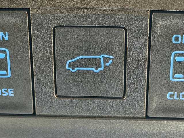 【パワーバックドア】荷物を持ちながらでも簡単にリアゲートを開閉できる高級装備の1つです。