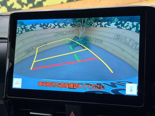 【バックカメラ】駐車時に後方がリアルタイム映像で確認できます。大型商業施設や立体駐車場での駐車時や、夜間のバック時に大活躍！運転スキルに関わらず、今や必須となった装備のひとつです！
