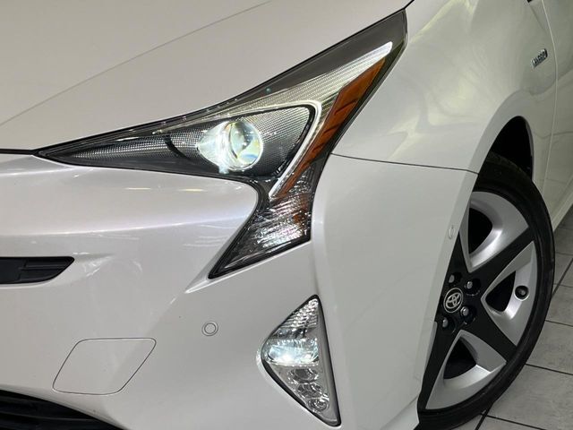 【LEDヘッドライト】悪天候や夜間走行時も良好な視界を確保し安心して運転できる高輝度LEDヘッドライトを装備！点灯速度が早く、消費電力も抑えられています。