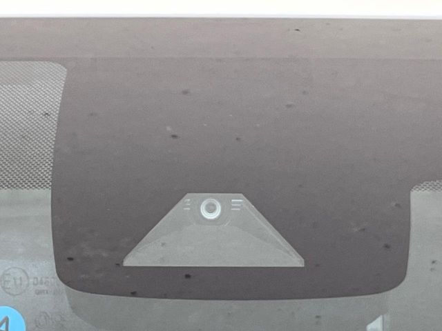 【トヨタセーフティセンス】走行中に前方の車両等を認識し、衝突しそうな時は警報とブレーキで衝突回避と被害軽減をアシスト。より安全にドライブをお楽しみいただけます。