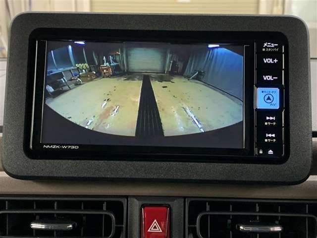 バックモニターで、後方を確認しながら安心して駐車することができます。※カメラが映し出す範囲は限られています。必ず車両周辺の安全を直接確認してください。