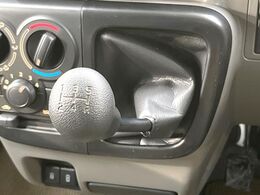 【フロア5速MT】5速MT！！スポーティーな走行をお楽しみいただけます♪