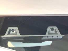 【インテリジェントエマージェンシーブレーキ】フロントカメラで前方の車両や歩行者を検知。衝突しそうな時は衝突被害軽減ブレーキが作動、衝突回避をサポート。より安全にドライブをお楽しみいただけます。
