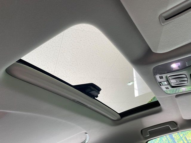 【サンルーフ】開放感たっぷりの希少装備、サンルーフが装着されています！車内に明かりを取り入れたり景色を楽しむ以外にも、車内の空気も簡単に換気できて快適です！