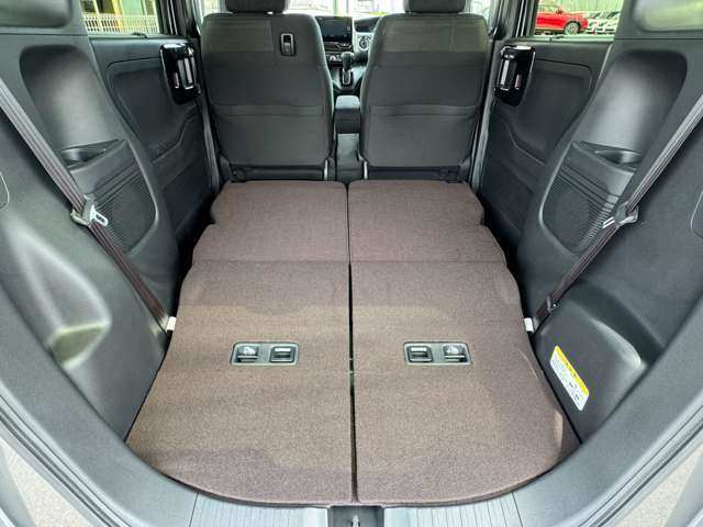リアシート収納で、大きな荷室として利用できます。