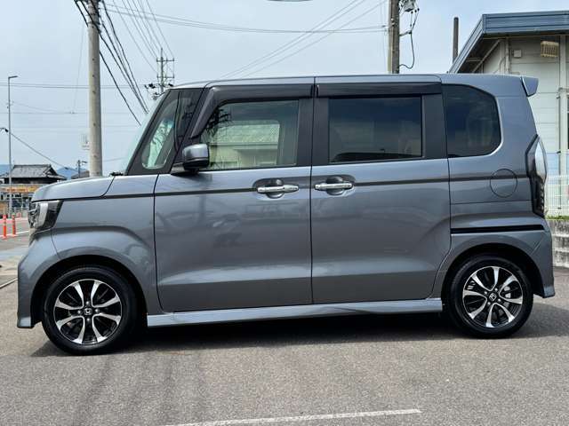人気の軽自動車N-BOXカスタム入荷しました！室内ひろびろ・走りもキビキビ・燃費も良いからお財布にやさしい。ホンダN-BOXを選んで下さい！