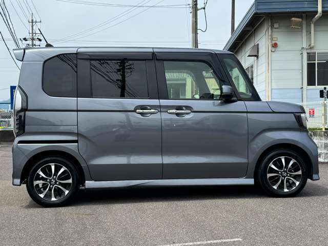 人気の軽自動車N-BOXカスタム入荷しました！室内ひろびろ・走りもキビキビ・燃費も良いからお財布にやさしい。ホンダN-BOXを選んで下さい！