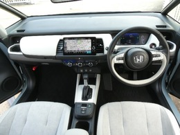 視界広々で非常に運転しやすくロングドライブでも疲れを感じさせないすっきりとまとまったインパネ周りです。