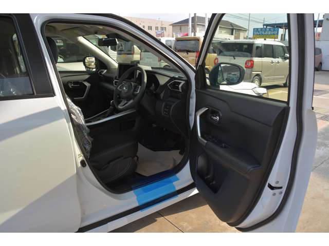 運転席の足元もゆったり＾＾快適です♪お問い合わせは079-280-1118、カーズカフェ　カーベル姫路東までお気軽にお電話ください＾＾
