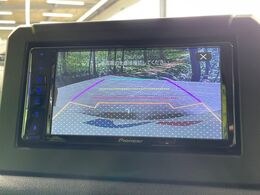 【バックカメラ】駐車時に後方がリアルタイム映像で確認できます。大型商業施設や立体駐車場での駐車時や、夜間のバック時に大活躍！運転スキルに関わらず、今や必須となった装備のひとつです！
