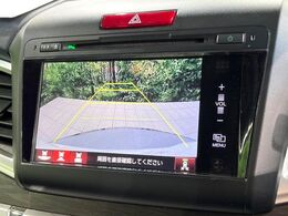 【バックカメラ】駐車時に後方がリアルタイム映像で確認できます。大型商業施設や立体駐車場での駐車時や、夜間のバック時に大活躍！運転スキルに関わらず、今や必須となった装備のひとつです！