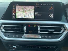 BMWのナビゲーションは操作性も良く、詳細な地図情報と交通状況を見やすく表示し、快適なドライビングをサポートしながら目的地までナビゲートします。