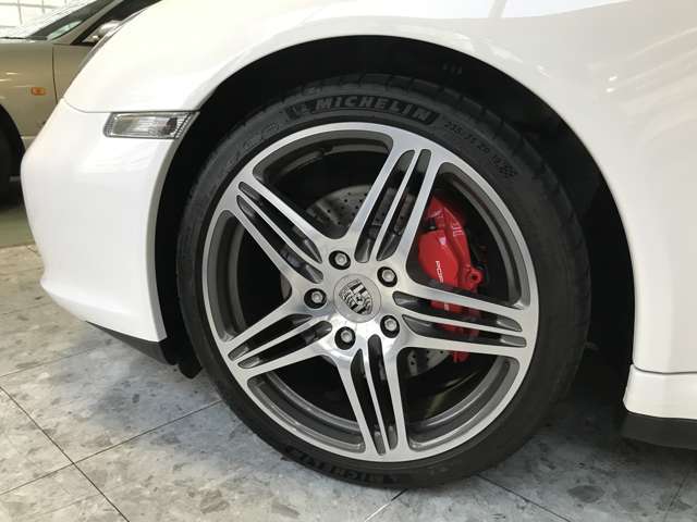 911ターボホイール装着されています。(19インチ)