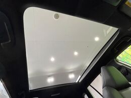 【ガラスルーフ】ガラスルーフ搭載で車内の解放感が一気にアップ！開放的なドライブをお楽しみいただけます。