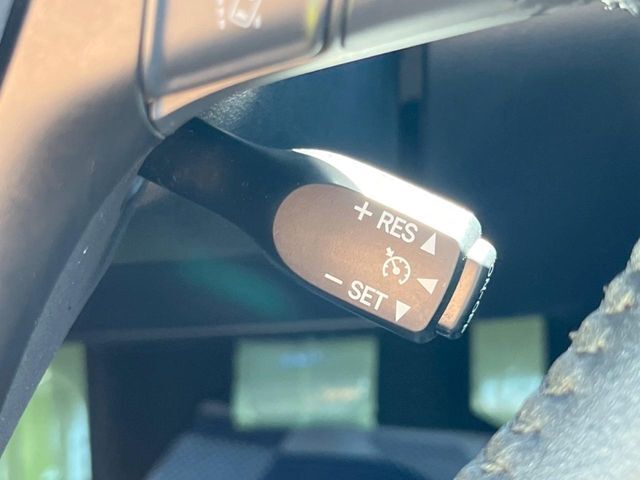 【クルーズコントロール】高速道路もラクラク走行。アクセルを離しても一定速度で走行ができ、長距離運転時の負担を軽減！加速・減速も簡単なスイッチ操作で調整できます。