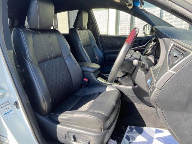 運転席シート廻りは使用感も少なく、良好な状態となっています。丁寧に使われていたことがよくわかりますね。