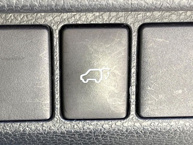 【パワーバックドア】スマートキーや運転席のボタンを押すだけでリアゲートが自動で開閉します！荷物を持っている時や、高い位置にあるバックドアを閉める際に便利な機能です♪