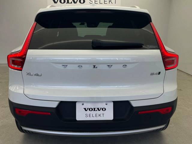 登録から6年未満および走行距離60，000km以内の車両の中からさらに、専門スタッフによる厳しいチェックのもと、内外装・機関において一定の基準をクリアした車のみを、VOLVO　SELEKTと認定。