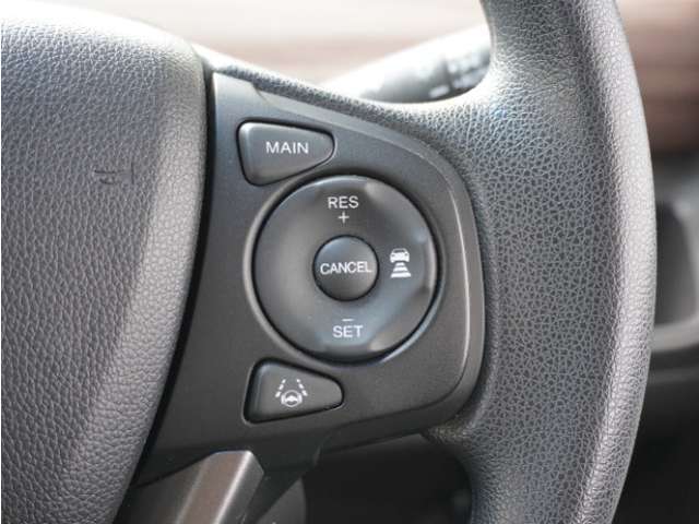 【アダプティブクルーズコントロール】予め設定した車速内でクルマが自動的に加減速。前走車との適切な車間距離を維持しながら追従走行します。【LKAS】車線維持支援システムでステアリング操作を支援。