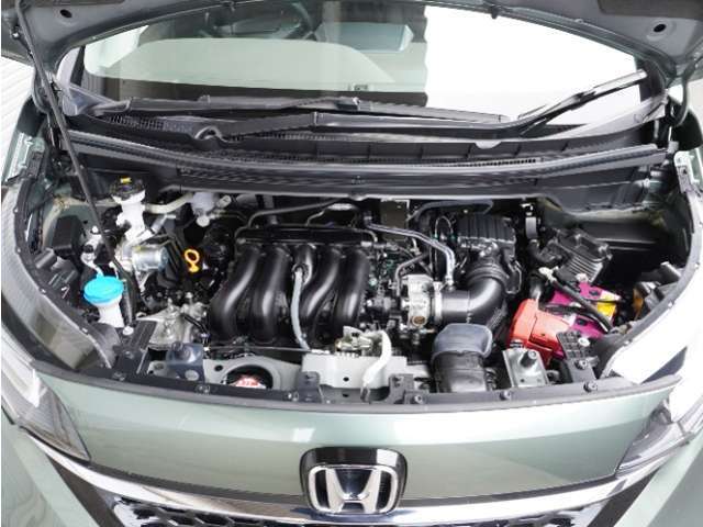 エンジンは車の心臓部分です。このエンジンルームが汚いとトラブルの基になります。当店は専用の液剤を使って徹底的に綺麗にします。