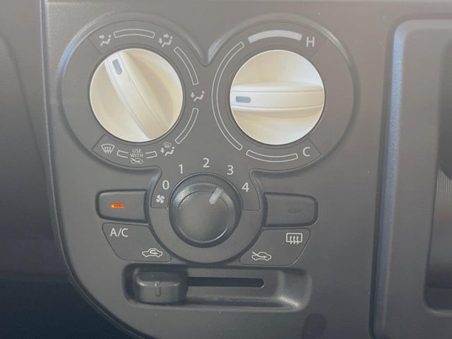 寒い冬も暑い夏も全席に快適な空調を届けてくれる、ダイヤル式エアコンを装備♪