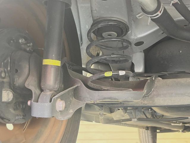 お車を安心してお乗りいただく為には、足回りの定期点検が欠かせません。サービスサポート（有償保証）では無料点検もご提供しており、安心のカーライフをお過ごしいただけるサポート体制が整っています。