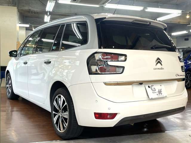 ドイツ車に比べて軽そうなイメージのあるフランス車ですが、グランドC4スペースツアラーは見ての通りどっしりと構えたスタイリング☆