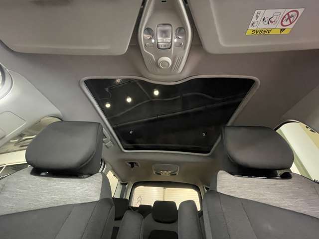 ガラスルーフが車内をさらに明るくします！