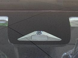 【ホンダセンシング】走行中に前方の車両等を認識し、衝突しそうな時は警報とブレーキで衝突回避と被害軽減をアシスト。より安全にドライブをお楽しみいただけます。