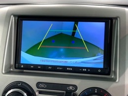 リバースギアに入れるだけで後方の表示へ切り替わります。夜間や雨の日の駐車も楽になりますよ。