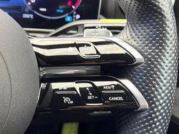 ●ディストロニックプラス：都市、郊外、高速道路などの走行時に、ステレオマルチパーパスカメラとレーダーセンサーにより、前走車を認識して速度に応じた車間距離を維持する次世代のクルコン！