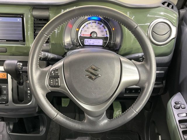 インテリアに合わせたデザインのステアリングは、運転される方のことも考え、運転しやすい形状、大きさです。是非一度、実際に触ってお確かめください。