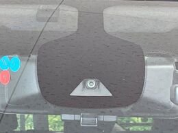 【インテリジェントエマージェンシーブレーキ】フロントカメラで前方の車両や歩行者を検知。衝突しそうな時は衝突被害軽減ブレーキが作動、衝突回避をサポート。より安全にドライブをお楽しみいただけます。