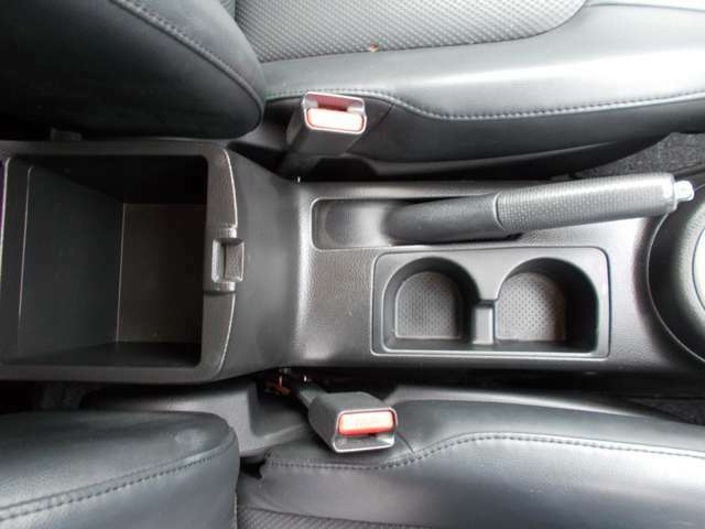 運転席・助手席の間にはドリンクホルダーがあります。