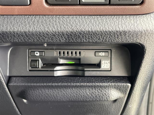 【ETC2.0（DSRC/ITSスポット）】ETCカードを挿入すれば料金所はノンストップで通過できます。ETC限定の割引や、高速道路の情報提供サービスを利用できます。