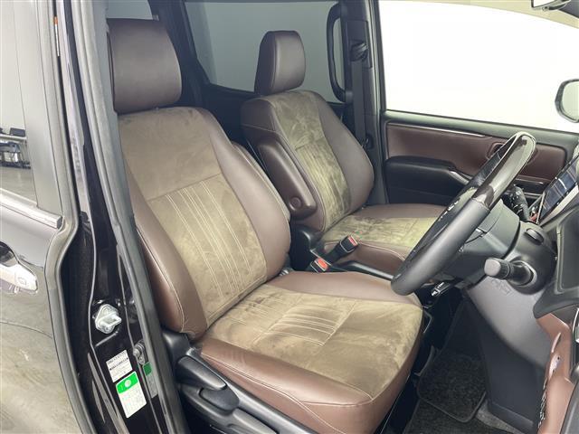 【7人乗りハーフレザーシート】ゆったりとした座り心地と、車内を広々と使える快適性に長けているので、快適な時間をお過ごしいただけます！