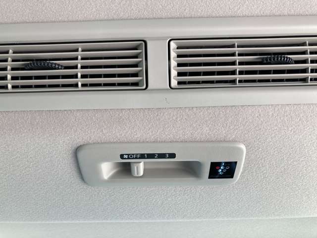 後席用のサーキュレーター付き。夏場でも効果的に空気を循環させます。