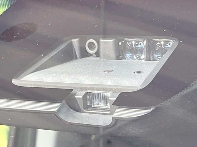 【三菱e-Assist】走行中に前方の車両等を認識し、衝突しそうな時は警報とブレーキで衝突回避と被害軽減をアシスト。より安全にドライブをお楽しみいただけます。