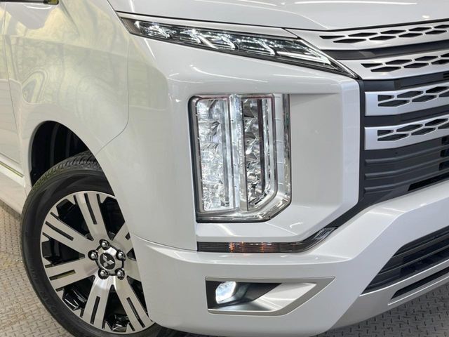 【LEDヘッドライト】悪天候や夜間走行時も良好な視界を確保し安心して運転できる高輝度LEDヘッドライトを装備！点灯速度が早く、消費電力も抑えられています。