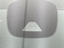 【インテリジェントエマージェンシーブレーキ】フロントカメラで前方の車両や歩行者を検知。衝突しそうな時は衝突被害軽減ブレーキが作動、衝突回避をサポート。より安全にドライブをお楽しみいただけます。